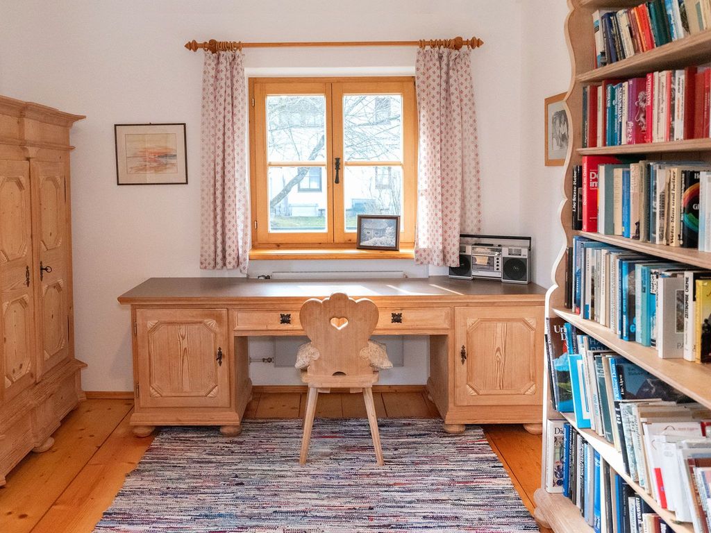 Schreibtisch mit Bücherwand