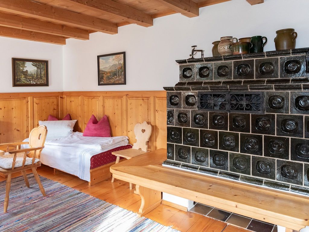 Kachelofen mit Schlafsofa