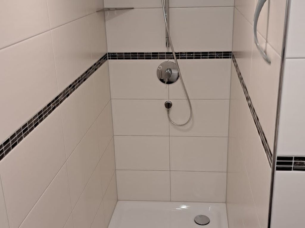 große, offene Dusche
