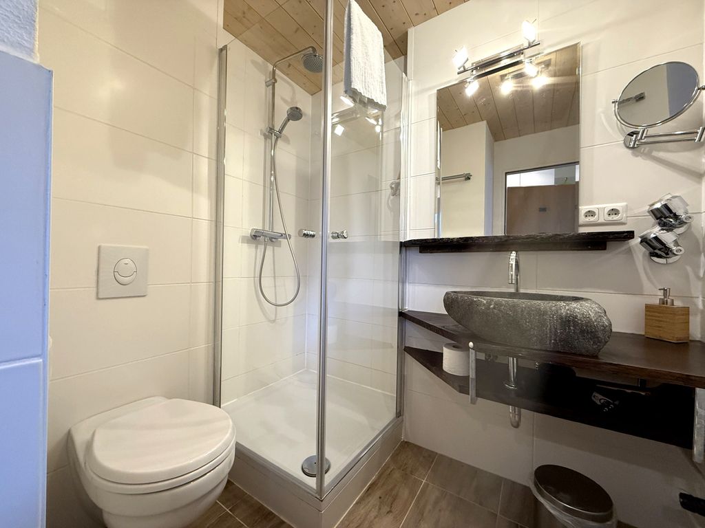 Badezimmer mit Dusche-WC-Waschbecken