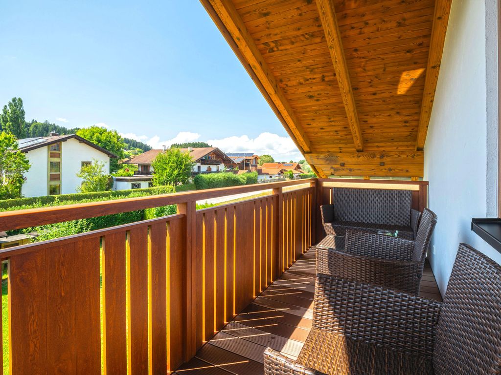 Blick vom Balkon auf der Westseite auf den Garten