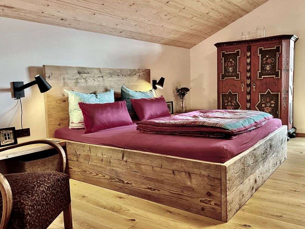 Schlafzimmer1  bei Buchung für  1-2 Personen _ Bett_Altholz