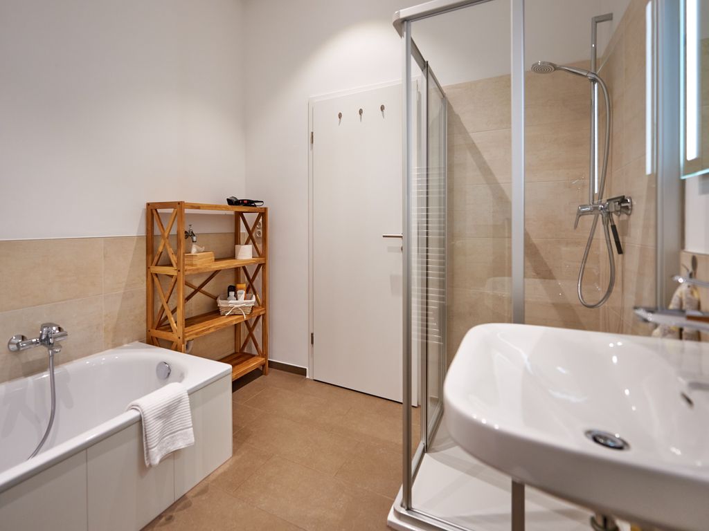 Badezimmer Badewanne/Dusche/WC