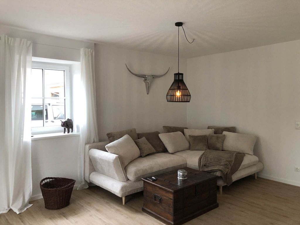 Der Wohnbereich mit gemütlicher Sitzecke (=Schlafsofa)