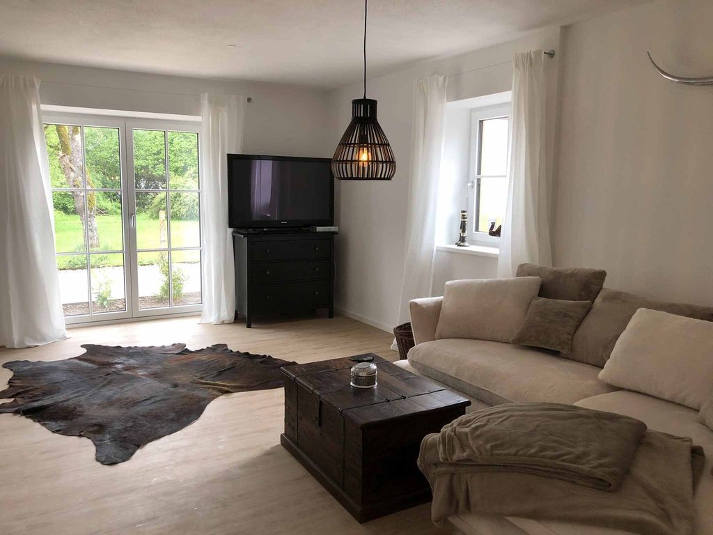 Der Wohnbereich mit Flat-TV