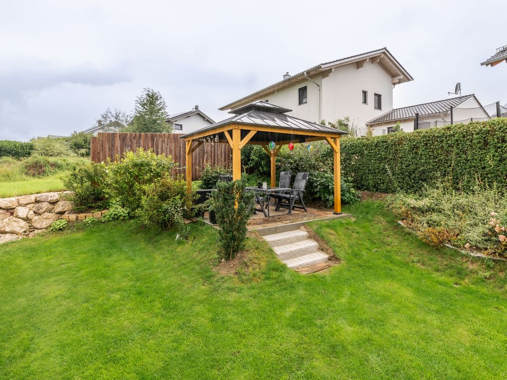 Garten mit Pavillon