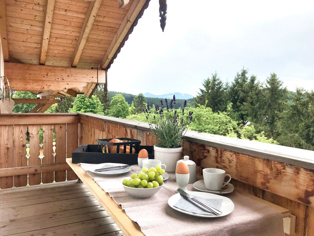 Genießen Sie ihr Frühstück auf dem Balkon