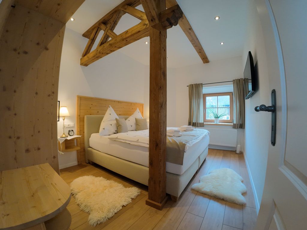 Schlafzimmer 1 - Blick zum Fenster
