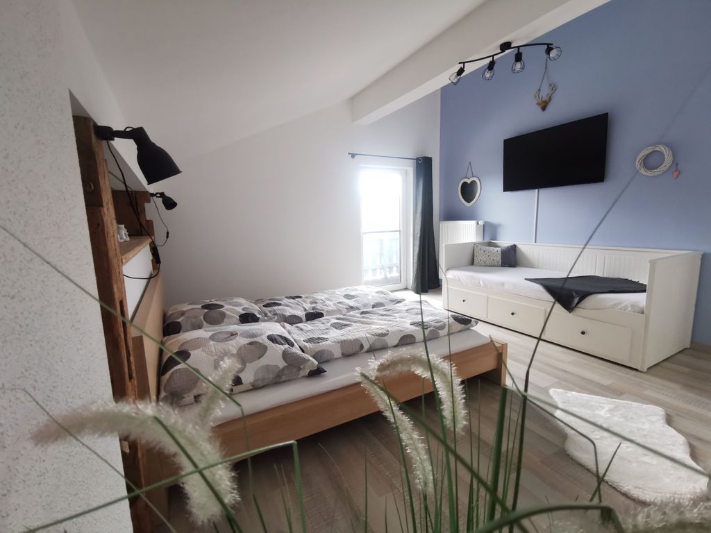 Schlafzimmer mit Fernseher