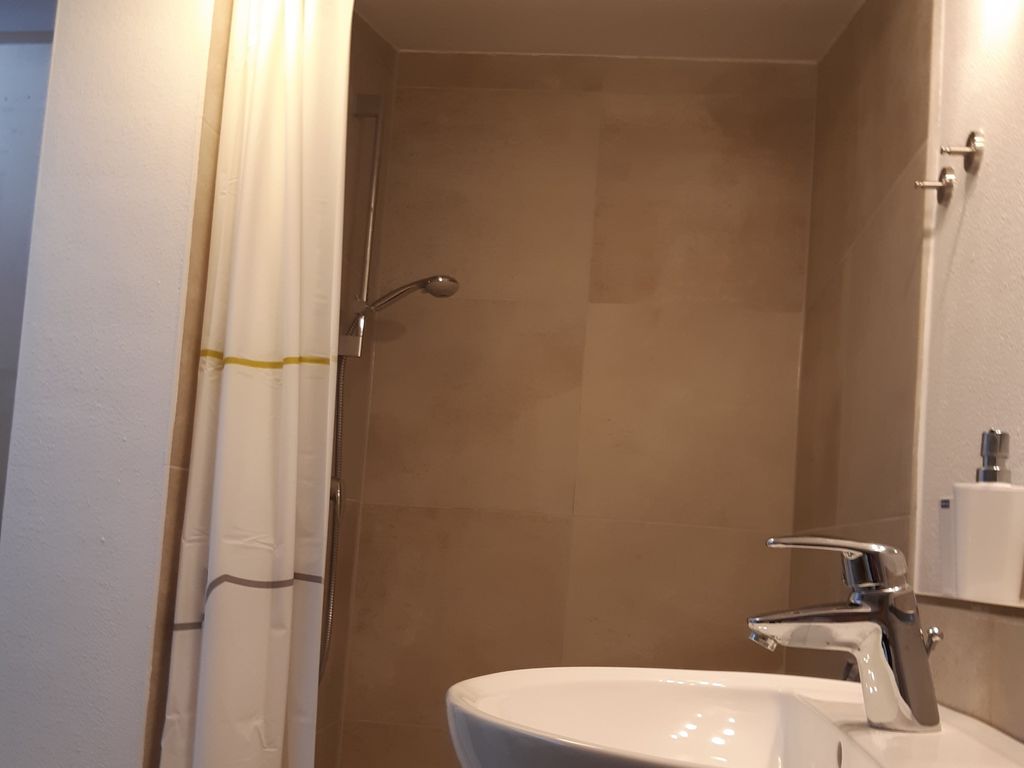 Bodengleiche sehr geräumige Dusche