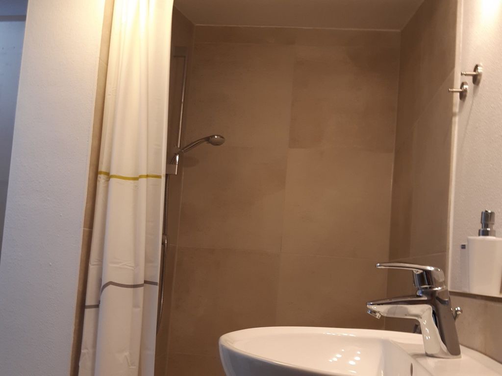 Bodengleiche sehr geräumige Dusche