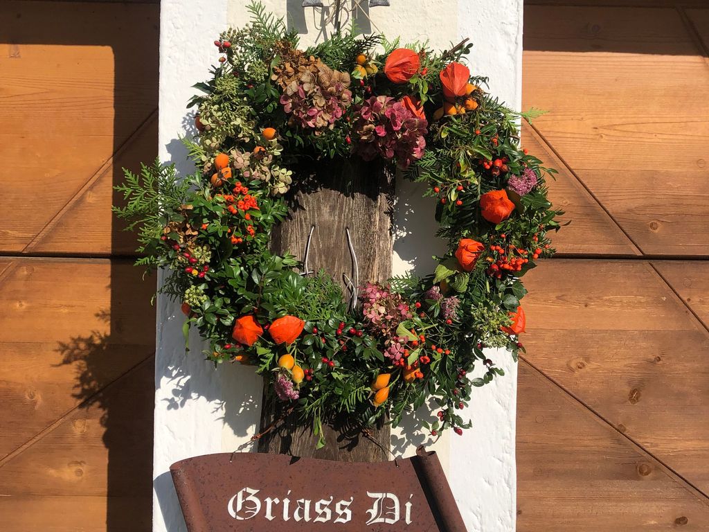 Blumenkranz an der Garage