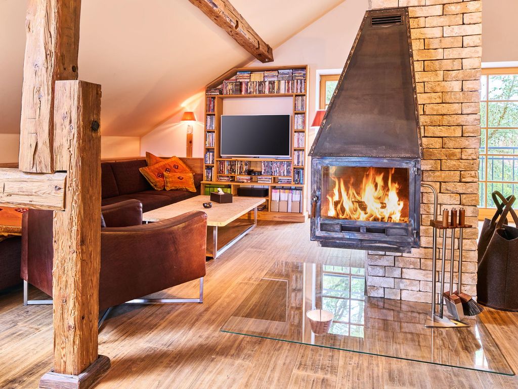Wohnzimmer mit Kamin