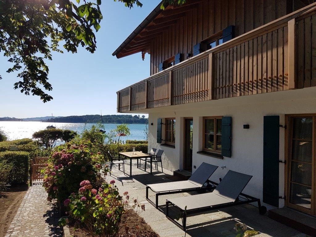 Private Terrasse mit Essplatz für 6 Personen und zwei Liegen