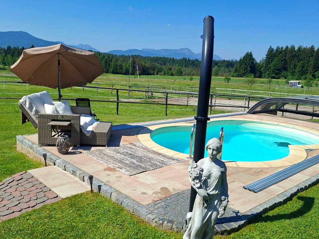 Pool mit Bergblick und Schiebehalle