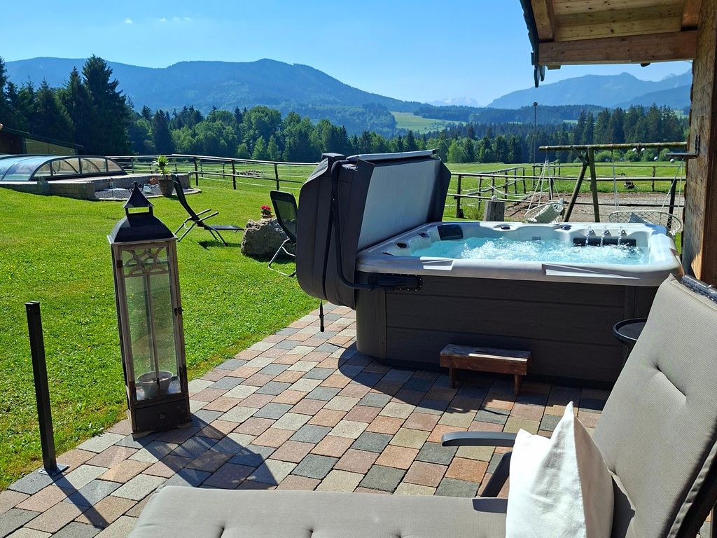 Terrasse mit Whirlpool und Bergblick