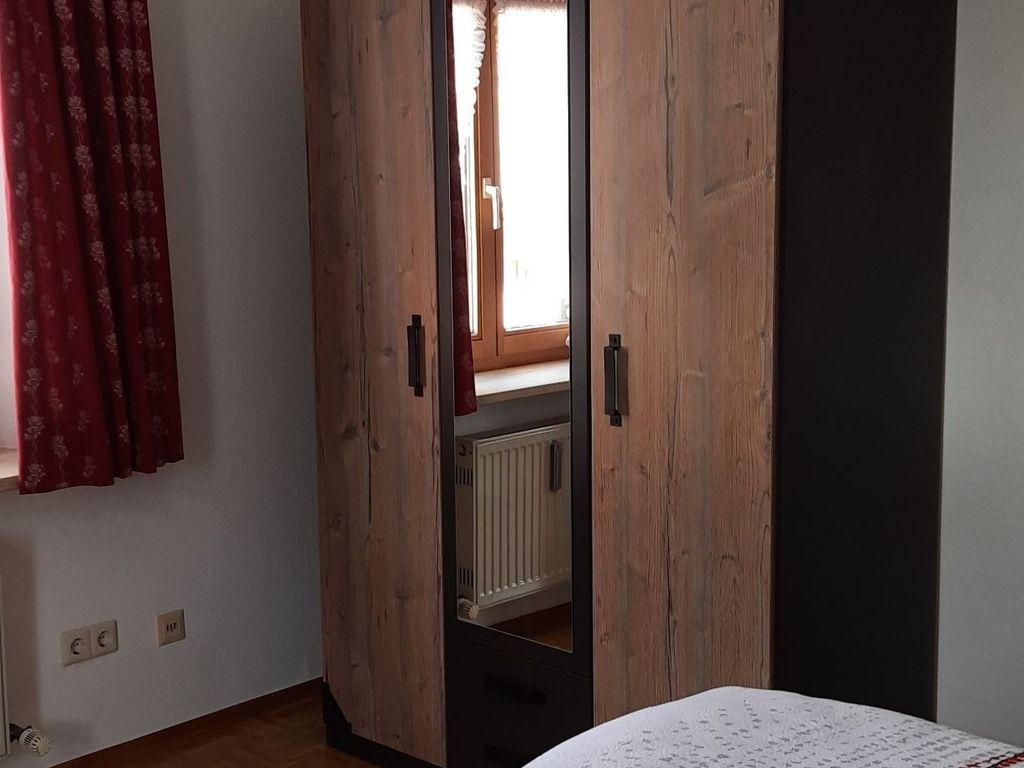 Schlafzimmer Nr. 2 mit Schrank