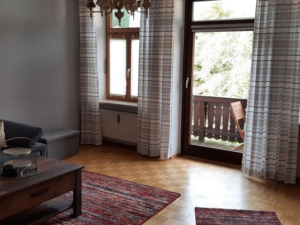 Wohnzimmer mit Balkon