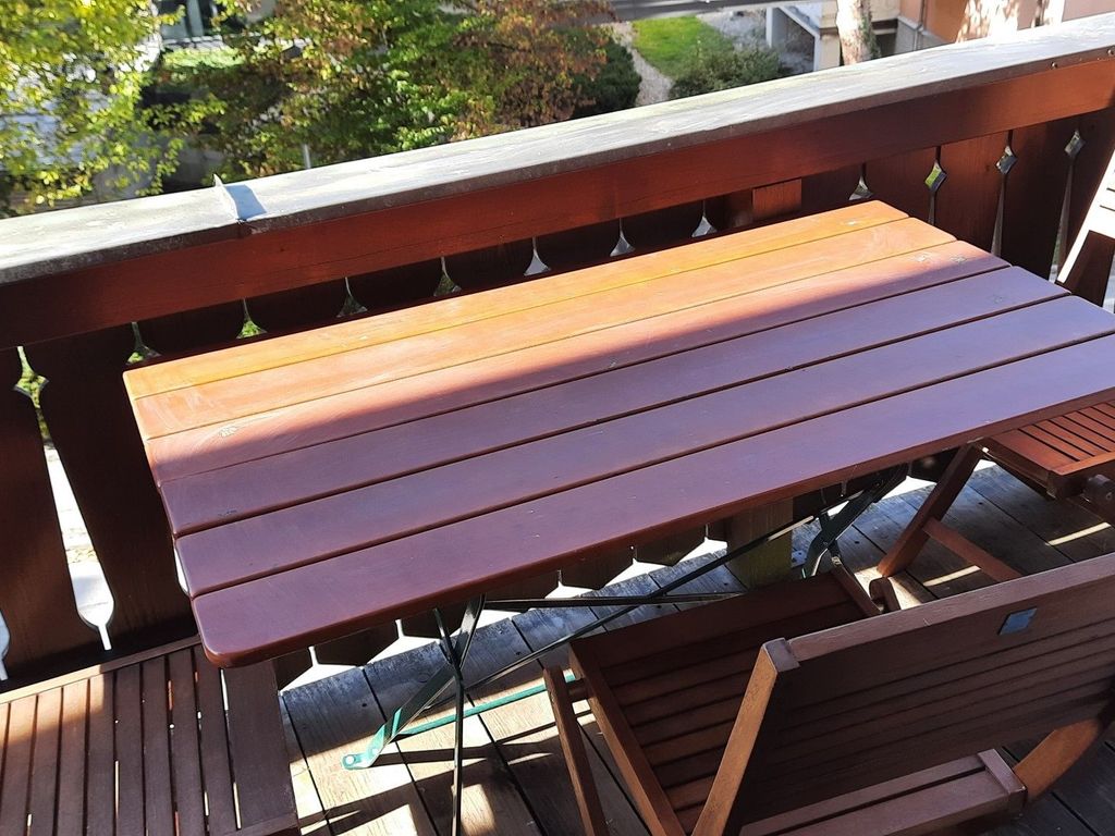 Balkon mit Tisch und Stühlen