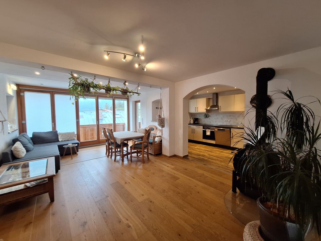 Wohn-und Essbereich der Ferienwohnung Untersberg