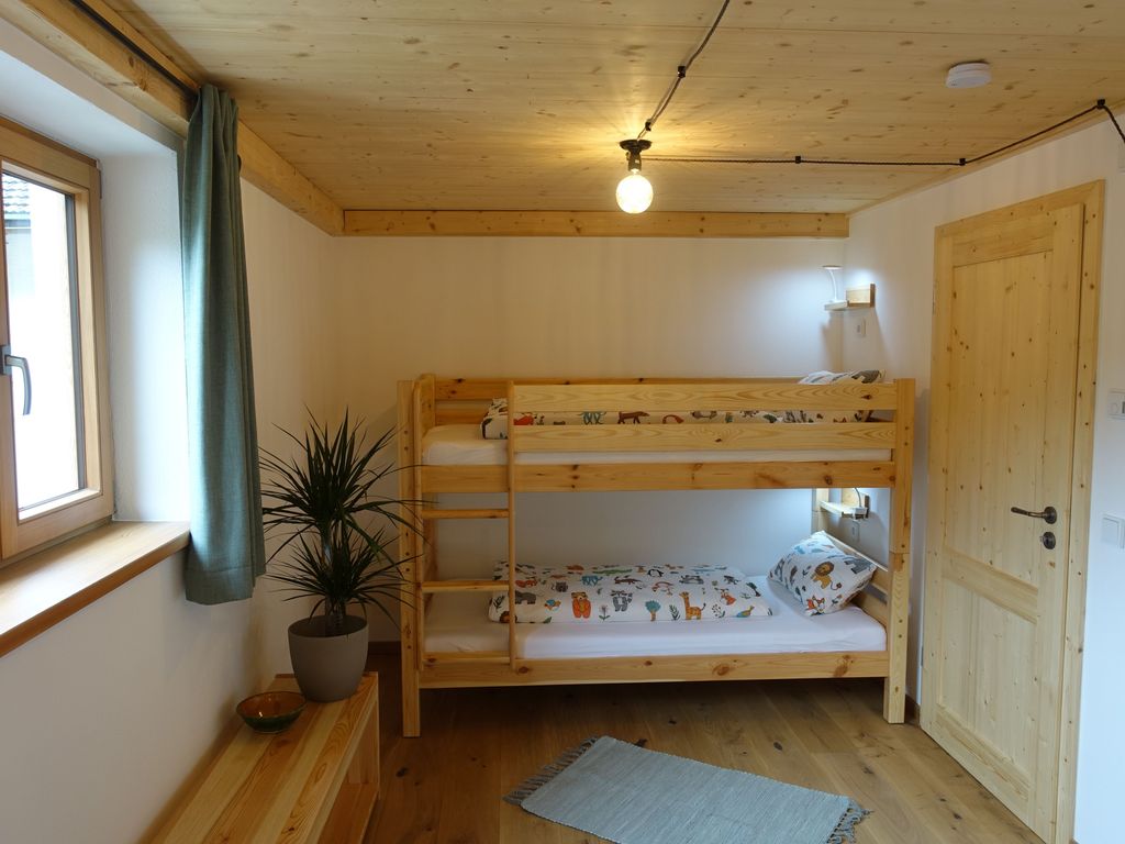 Ferienwohnung Zuhaus: Familienzimmer mit Doppel- und Etagenbett