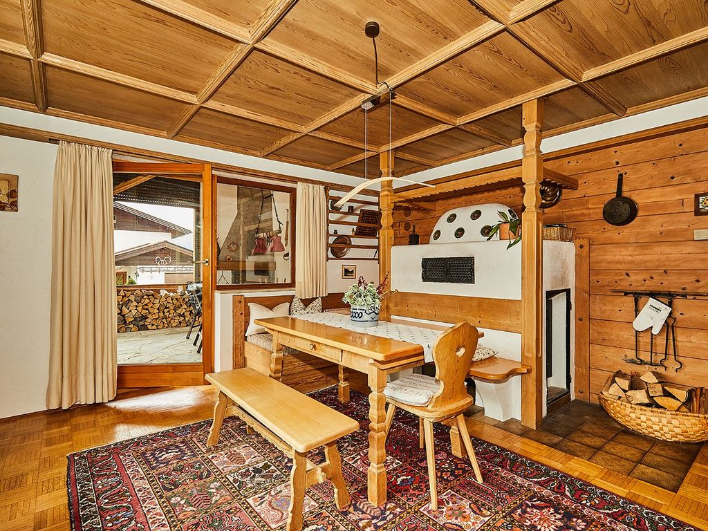 Stube mit Kachelofen und TV