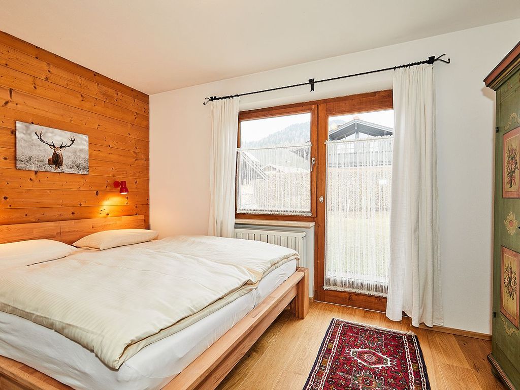 Doppelschlafzimmer mit eigener Dusche im EG