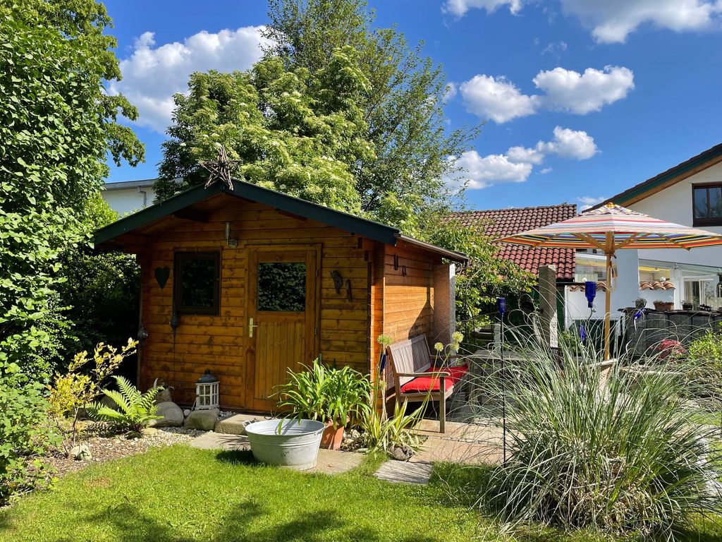 Gartenhäuschen im Grünen mit Terrasse