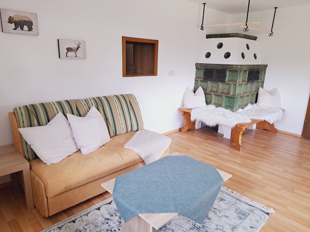 Wohnzimmer mit gemütlichen Kachelofen
