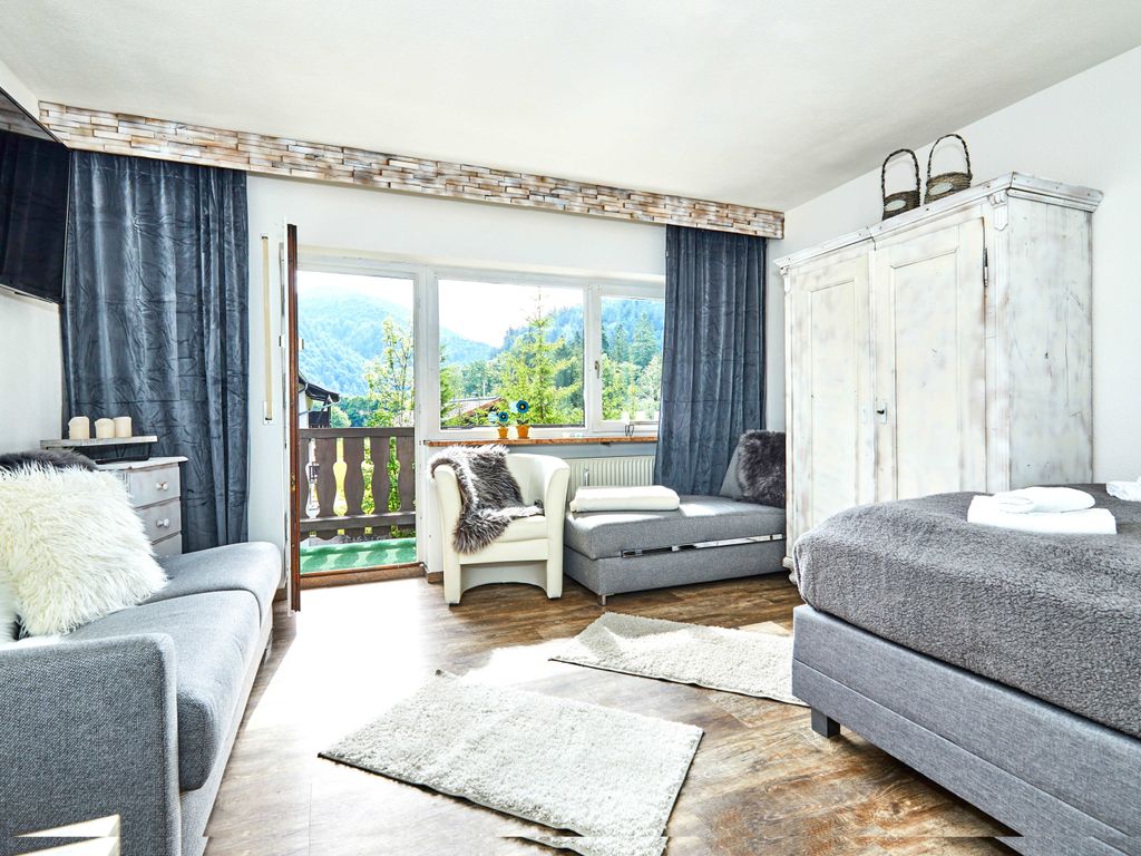 Heller Wohnbereich mit privatem Balkon
