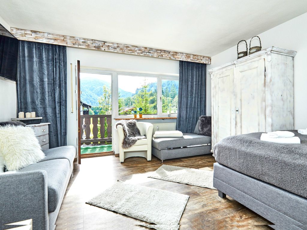 Heller Wohnbereich mit Balkon