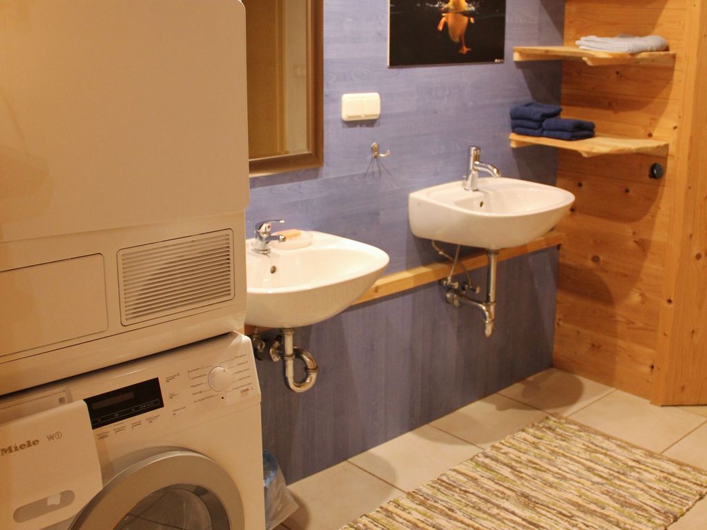 Badezimmer mit Waschmaschine und Wäschetrockner