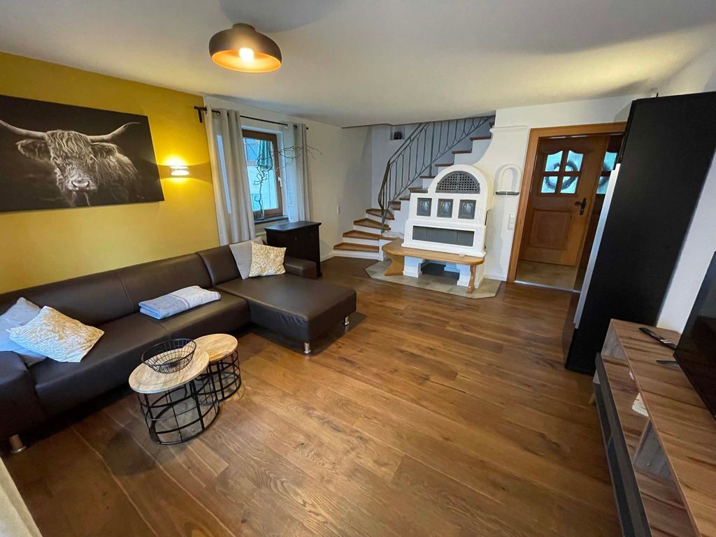 Wohnzimmer mit Treppe zum OG