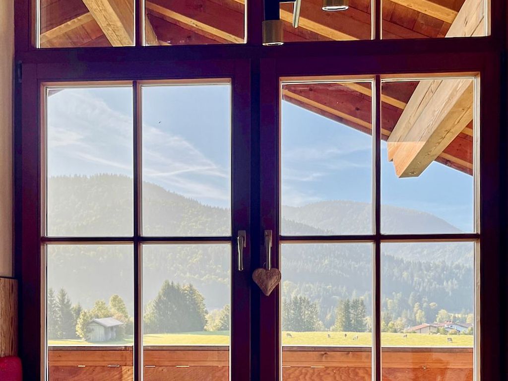 activechalets six.nine.eight alpstyle xxl Eßbereich Blick nach draußen