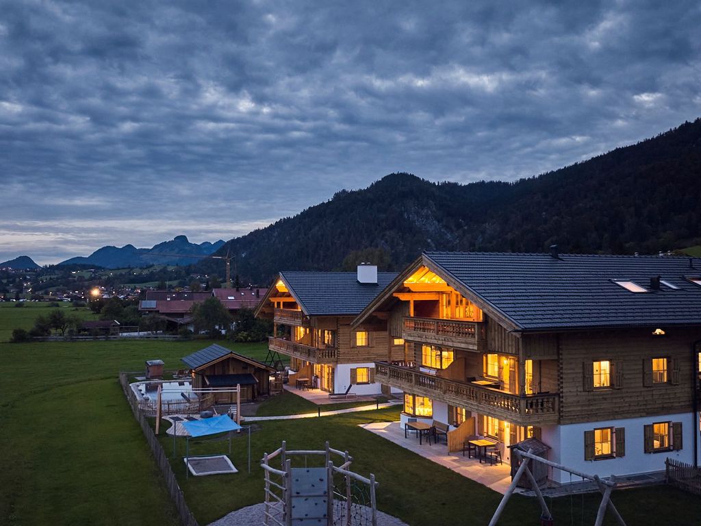 activechalets aussen Dämmerung Blick auf Dorf und Berge