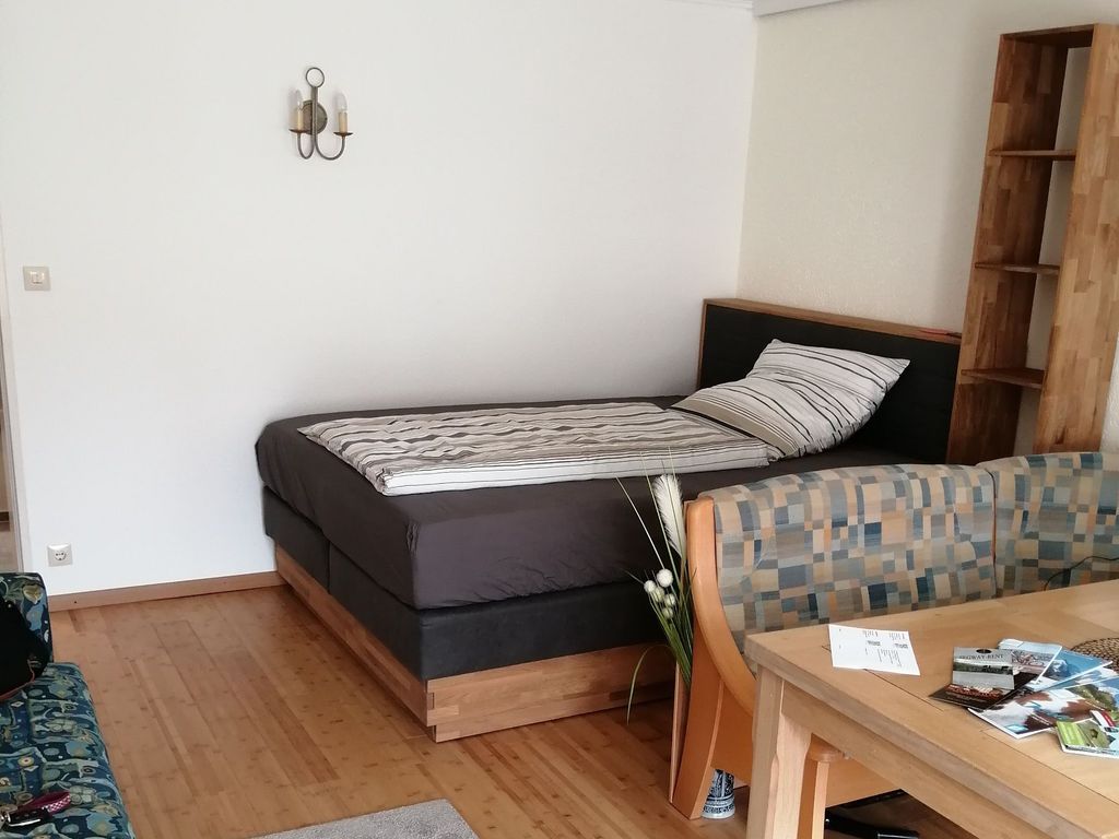 Wohnbereich, Blick zum Boxspringbett