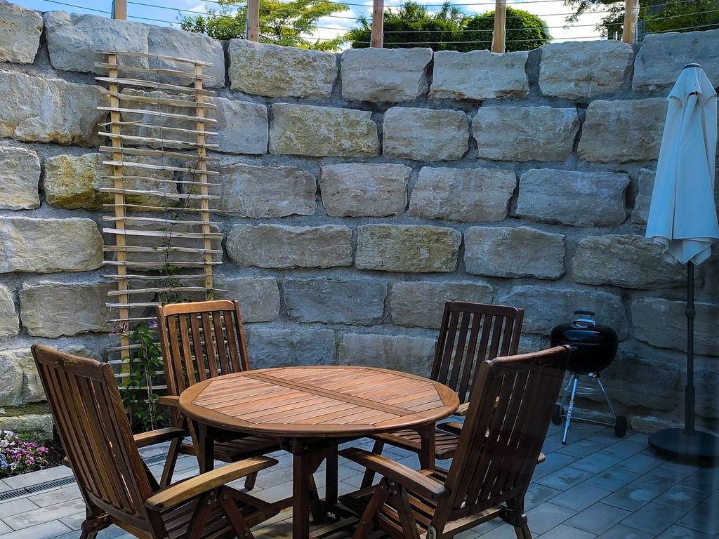 Terrasse mit Sitzgelegenheit