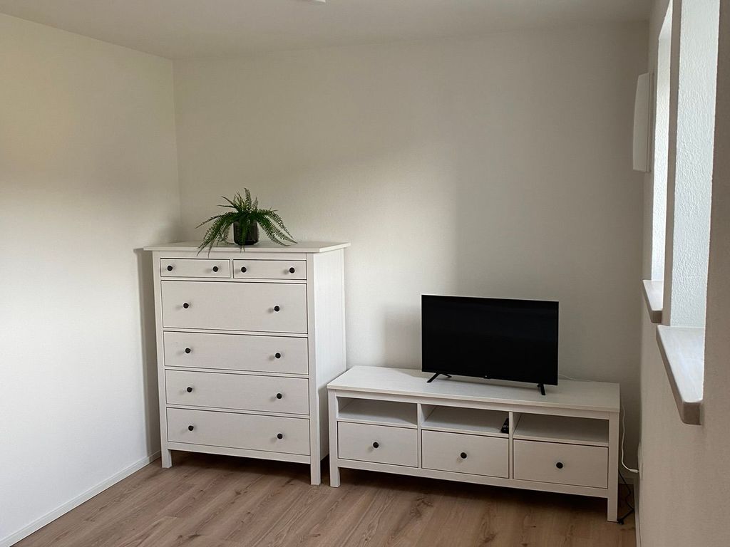Schlafzimmer (TV + Kommoden)