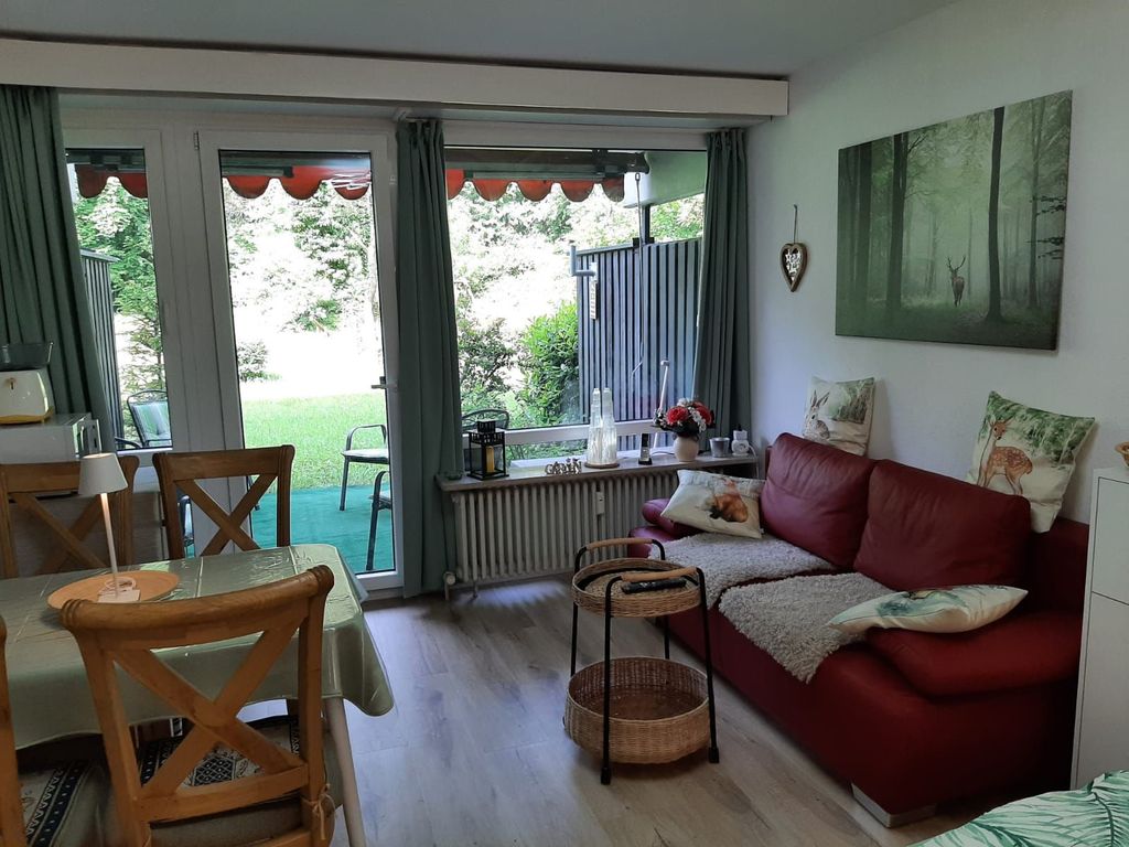 Rote Lederschlafcoach mit Terrassenblick