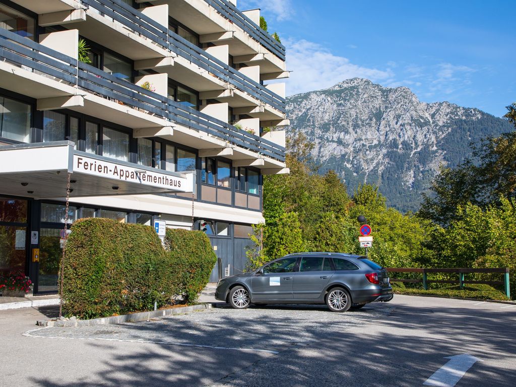 Der Hauseingang mit Kurzzeitparkplätzen