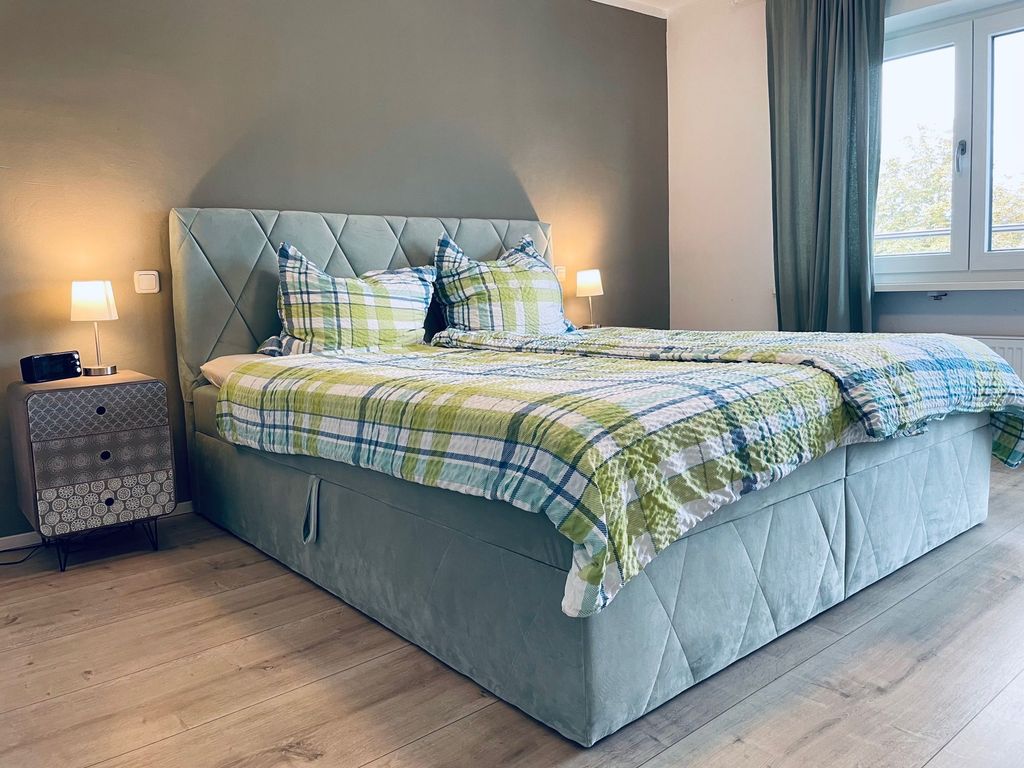 Schlafzimmer mit großem Boxspringbett