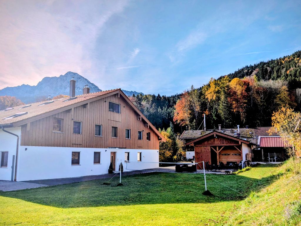 Gebäudeansicht mit Berg- und Gartenblick