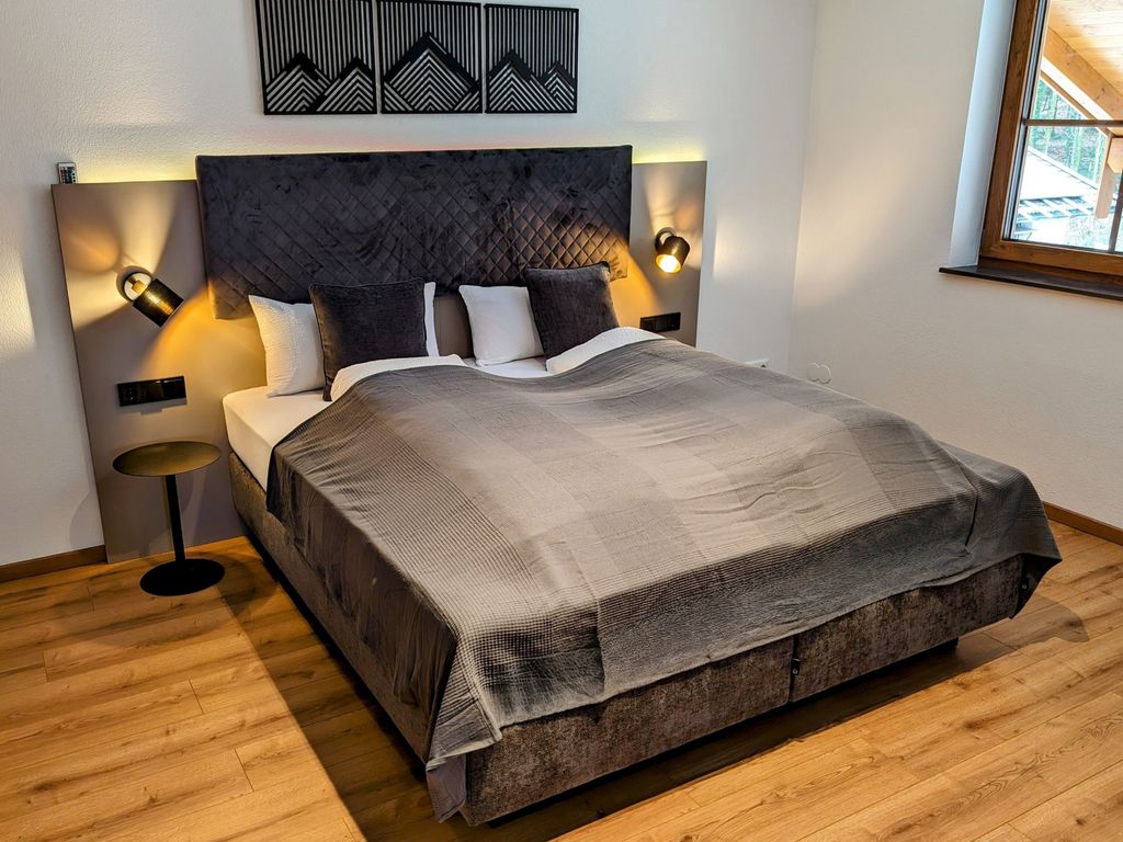 Großes Schlafzimmer mit gemütlichem Boxspringbett