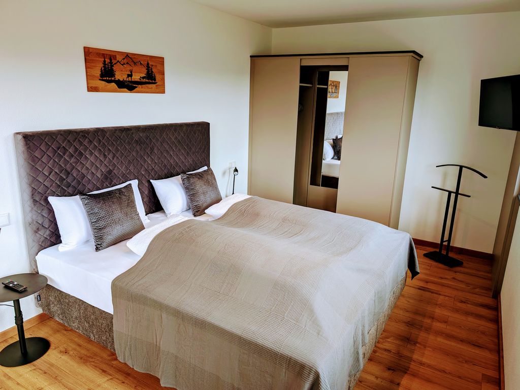 Gemütliches Schlafzimmer mit modernem Boxspringbett