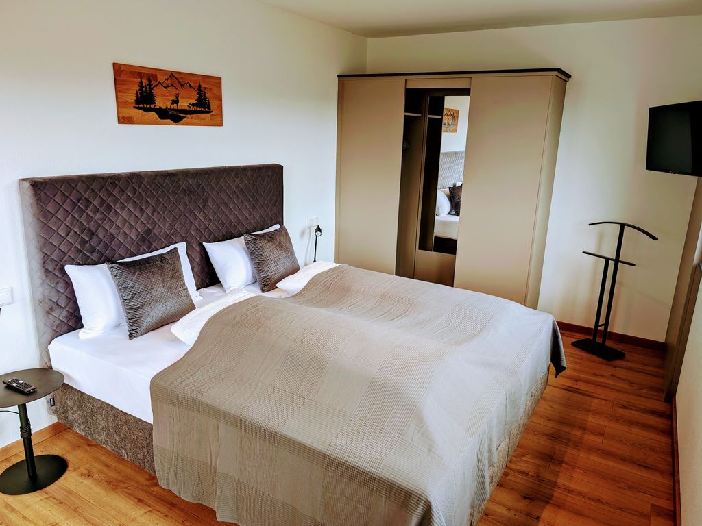 Gemütliches Schlafzimmer mit modernem Boxspringbett