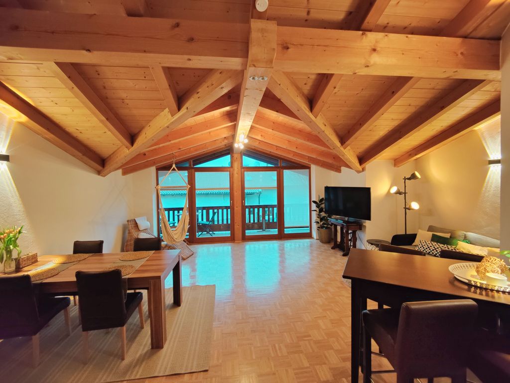 Wohnzimmer mit Esstisch und Blick zum Balkon