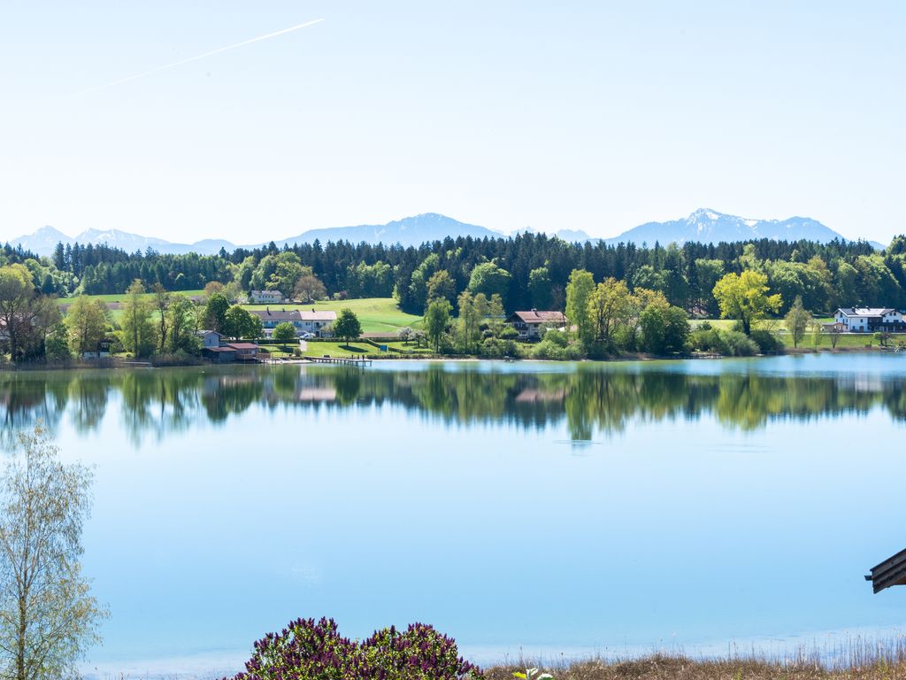 Blick im Frühjahr auf Klostersee und Berge