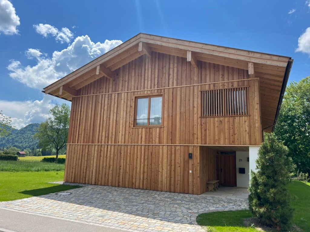 Ansicht Sommer Straße Doppelgarage & Hauseingang