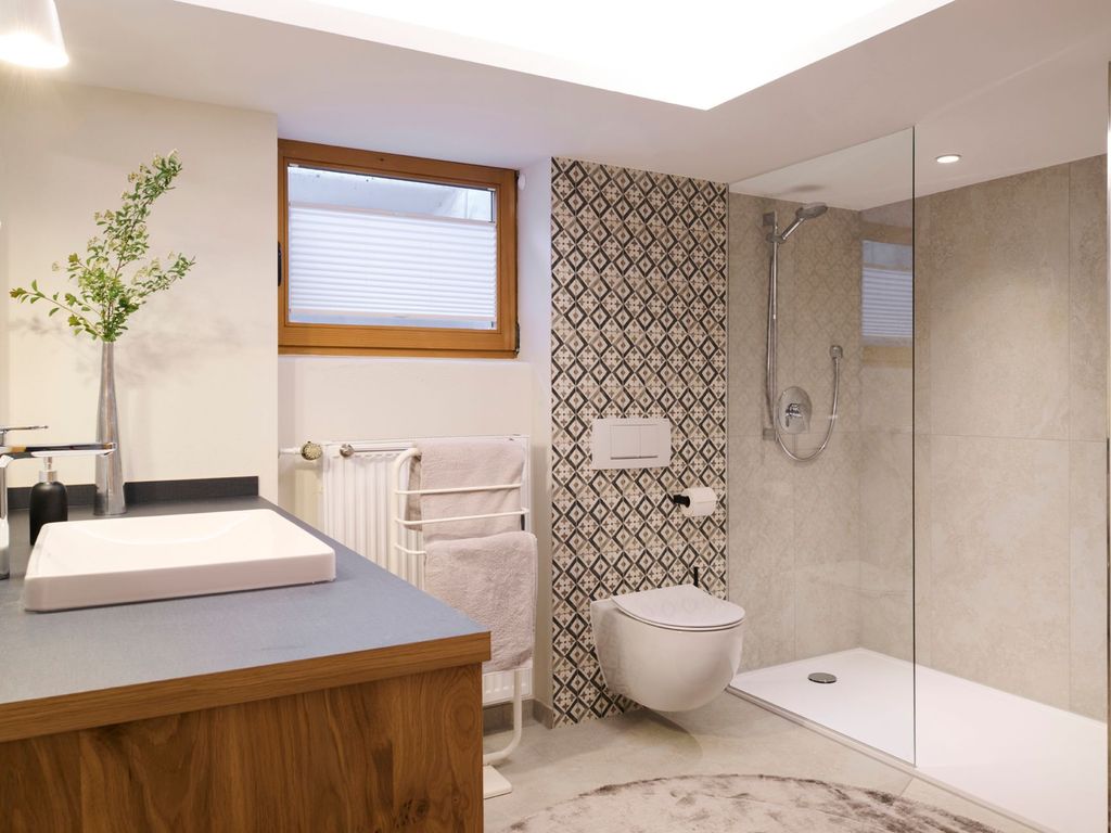Badezimmer zu Schlafzimmer 4 mit Dusche