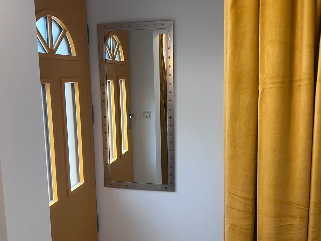 Eingangsbereich mit Spiegel und Garderobe gegenüber